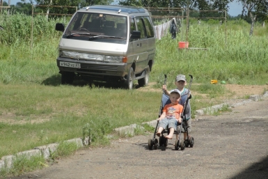  Детвора на острове радуется жизни, несмотря на развалины и озабоченных взрослых Ко Виктория, AmurMedia 