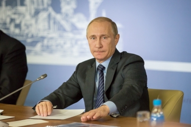 Женщины дают нам жизнь и согревают своей любовью, - Путин поздравил россиянок с 8 Марта  Балашов Антон, PrimaMedia
