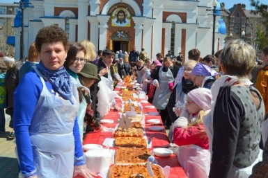 Тридцатиметровый пасхальный пирог испекли в Хабаровске Хабаровская епархия.